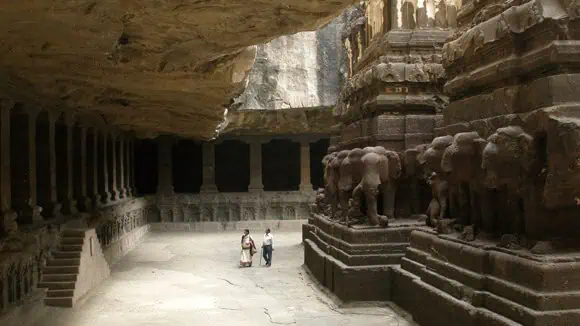 Identify this caves with artwork dating from the period 600–1000 CE - Khuldabad, Ellora Caves, Ajanta Caves, Grishnewshwar Temple