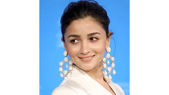 Guess this celebrity, who won the Best Actress - National Film Award for her performance in Gangubai Kathiawadi. - Alia Bhatt, sridevi, keerthy suresh, Kriti Sanon