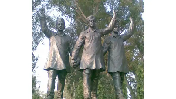 Name the famous freedom fighter, whose statue is in the middle - Chandrashekhar Azad, Bhagat Singh, Udham Singh, Khudiram Bose