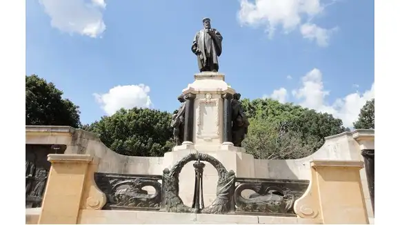 This statue is located at which famous educational institution? - IIT Kharagpur, IIT Kanpur, IISC Bangalore, IIT Bombay