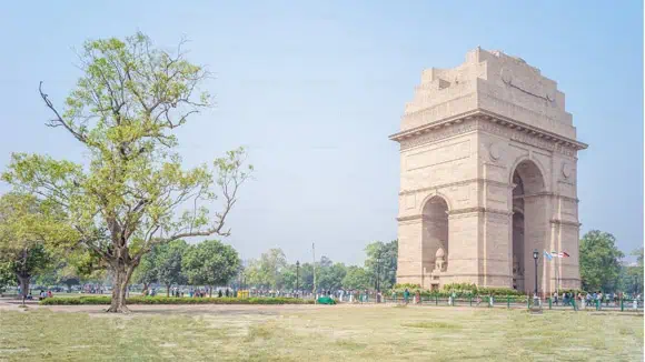 Which of these famous architects designed this iconic monument in India? - Louis Kahn, Le Corbusier, Frank Gehry, Edwin Lutyens