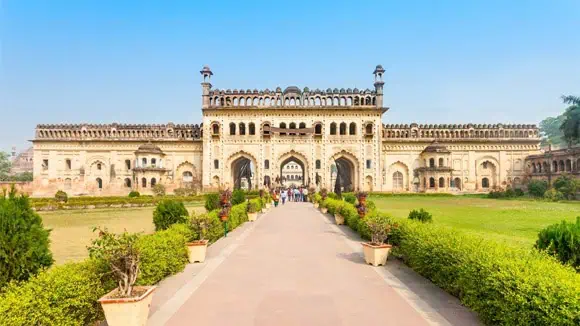 This is a famous monument in which city? - Ahmedabad, Hyderabad, Lucknow, Delhi