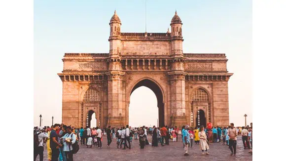 This monument was built to commemorate the landing of which king for his coronation as the Emperor of India? - Edward V, George V, Charles II, George VI